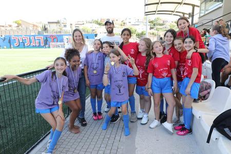 קבוצת בנות חוגגות קבלת מדליות בטורניר