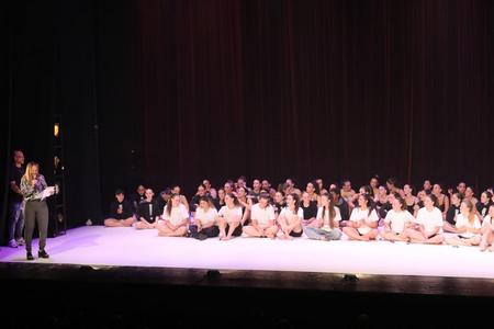 קבוצת בנות על הבמה בערב סיום מופעי מחול