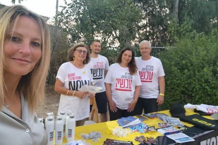 דוכן של משפחות החטופים באירועי חלב ודבש