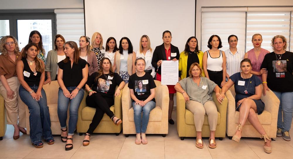 אימהותיהן של התצפיתניות החטופות וראשות הרשויות המקומיות