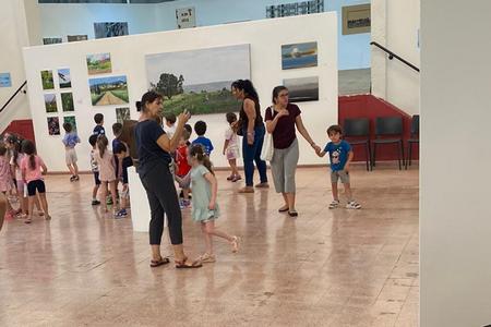 ילדות וילדי הגנים בתערוכה