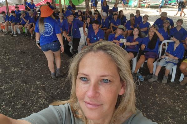 ביקור במחנות הנוער