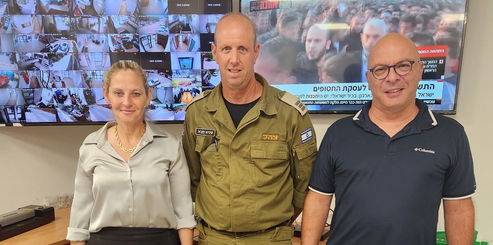 מימין לשמאל: ניר שנער – מנהל אגף חירום וביטחון, סרן שגיא מצא – מפקד היקלר ושלומית שיחור רייכמן – ראשת המועצה
