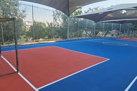 המגרש המשופץ בבית הספר אופקים במרחביה אחרי אטימת סדקים וצבע חדש