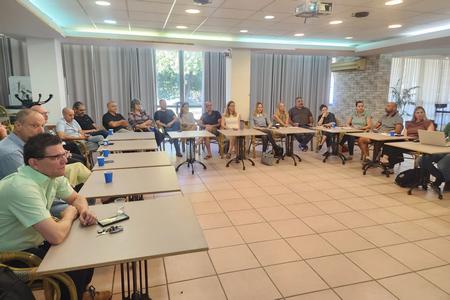 מטה עם מטה אלונים