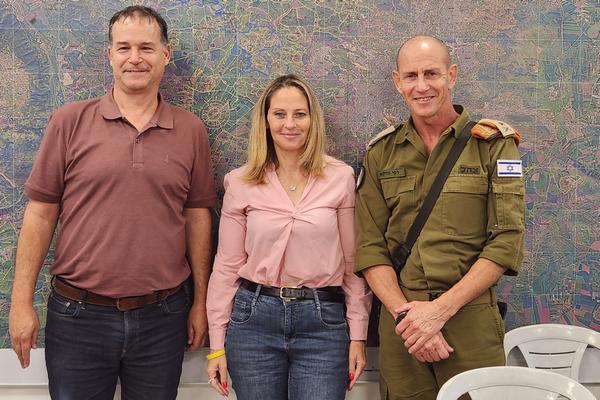 ראשת המועצה עם מנכל המועצה ומפקד פיקוד העורף