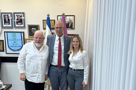בפגישה עם יוסי שלי מנכל מרשד ראש הממשלה ורונן פלוט ראש העיר נוף הגליל