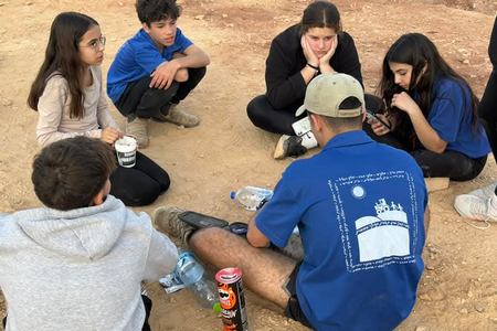 חניכות וחניכים בטיול ז – ח דרום