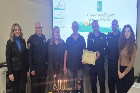 הענקת תעודת מתנדב מצטיין לעופר רייטר