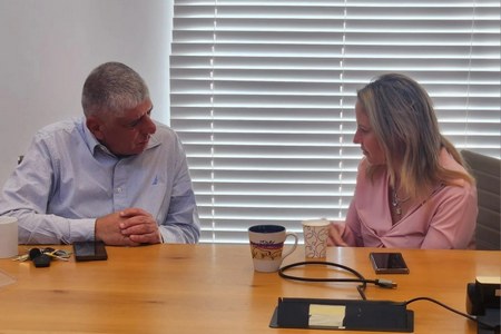 בסיור של מנהל רשות שדות התעופה - שמואל זכאי בעמק