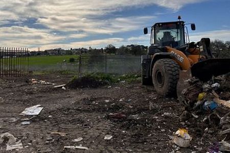  טרקטוטר במבצע ניקיון בשטחים הפתוחים