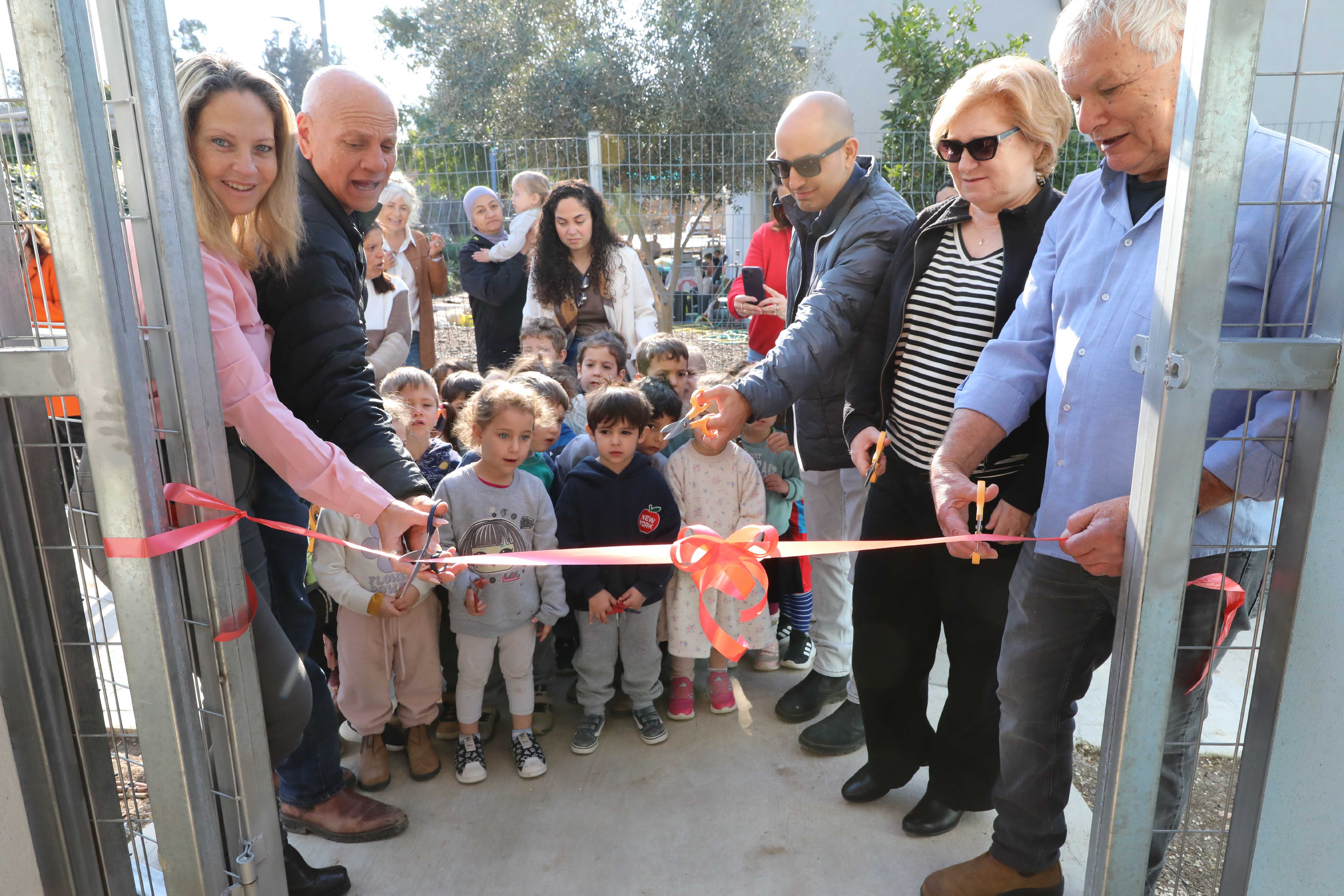 גזירת הסרט בחנוכת גן אורן