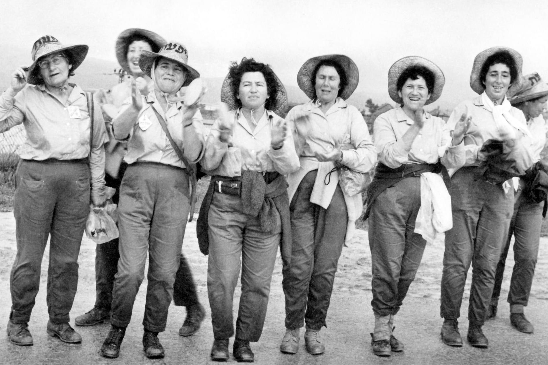 מייסדות קיבוץ יפעת צועדות בצעדת ארבעת הימים 1964, באדיבות ארכיון קיבוץ יפעת