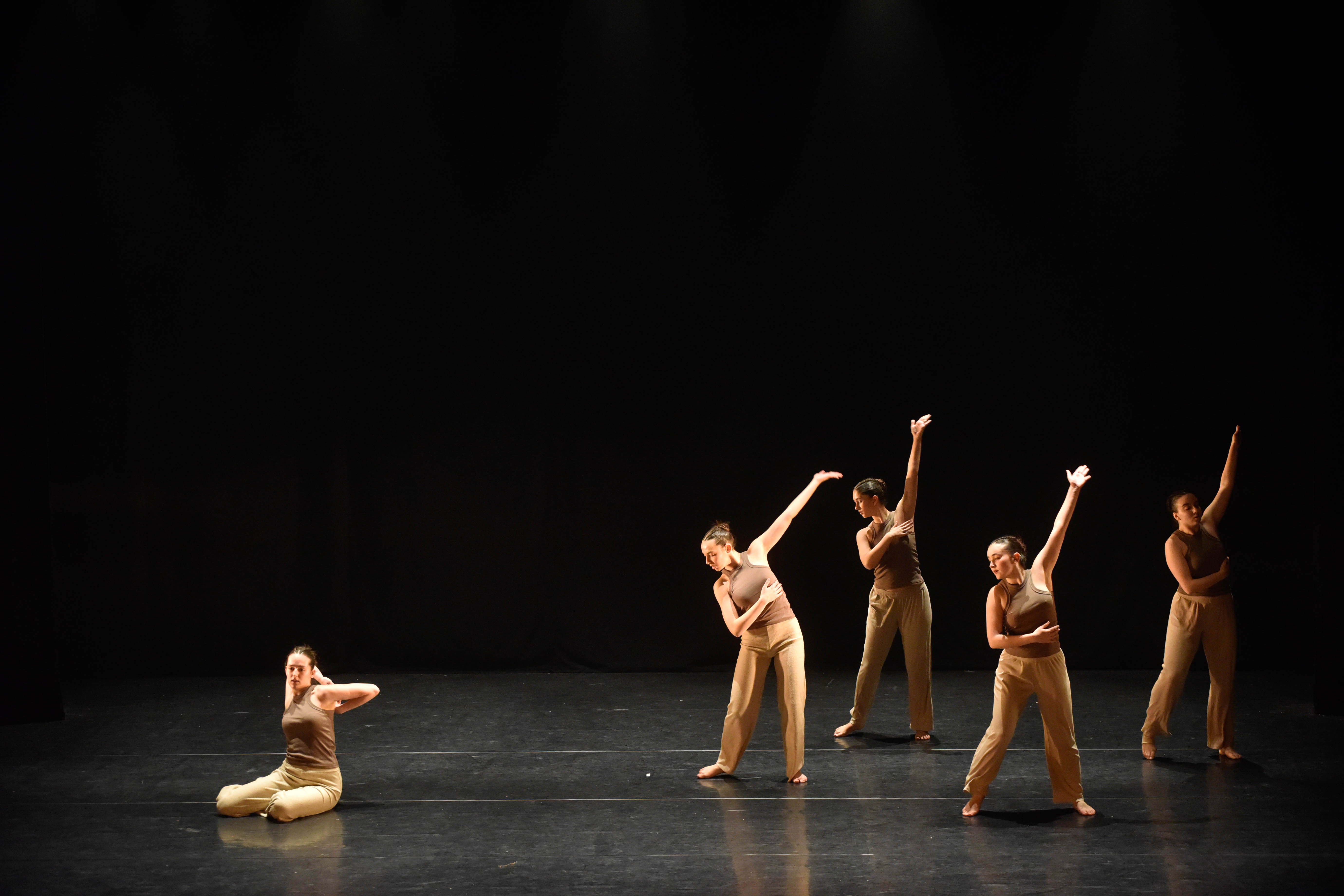 ערב עבודות אישיות של בוגרות המגמה למחול בבית האמנויות