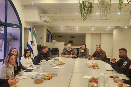 שולחן עגול בנושא שטחים פתוחים