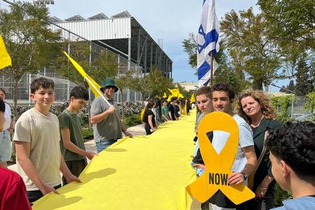 פעילות חינוכית ערכית בבתי הספר לתמיכה במשפחות החטופים והחטופות בעמקים תבור, מזרע