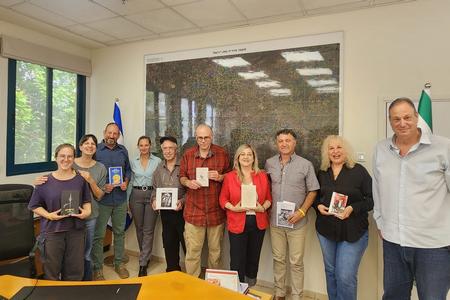 מקבלות ומקבלי מלגות כתיבה ספרותית לשנת 2024 עם ראשת המועצה ומנהלת הספריה האזורית