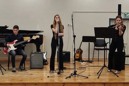 תלמידות ותלמידי מגמת המוזיקה בבית האומנויות בקטע מוזיקלי