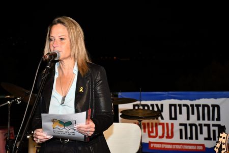 מתחברים לסיפור עם אביבה סיגל ואילן טיב