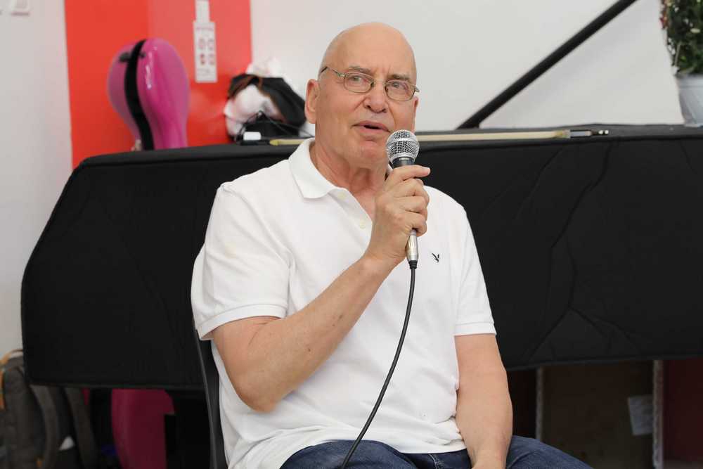 האמן אלי שמיר בתערוכה