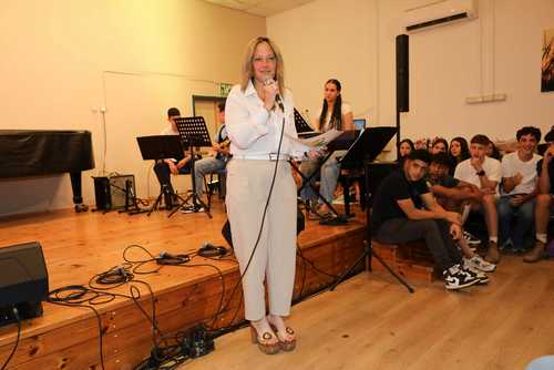 ראשת המועצה מברכת באירוע עוד חוזר הניגון