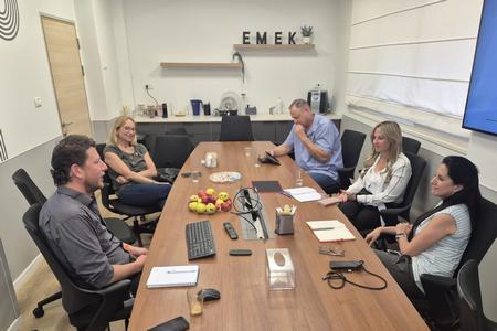 פגישה במרכז הרפואי העמק