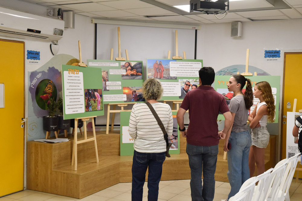 תערוכה דרך האור לזכרה של דניאל וולדמן, בבית הספר יחד בגבעת אלה