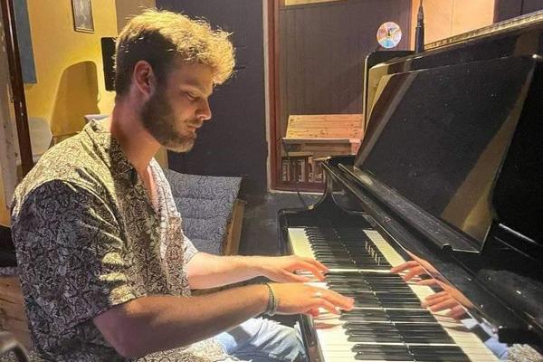 אלון אהל, מנגן על הפסנתר