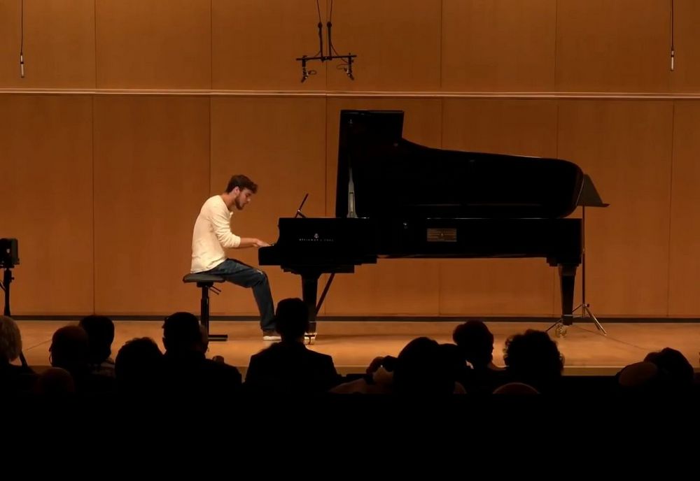 הפסנתרן אלון אהל בקונצרט