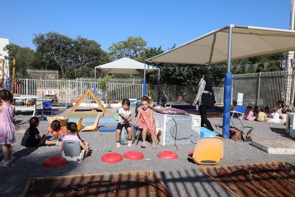 ילדים בחצר הגן