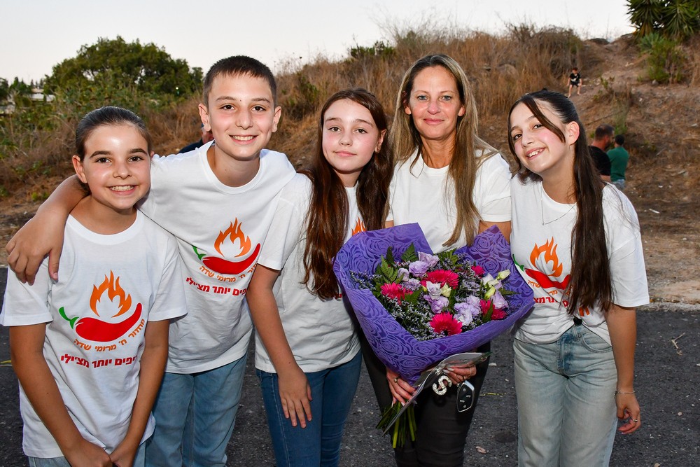ראשת המועצה עם תלמיד ותלמידות ממרומי שדה באחוזת ברק