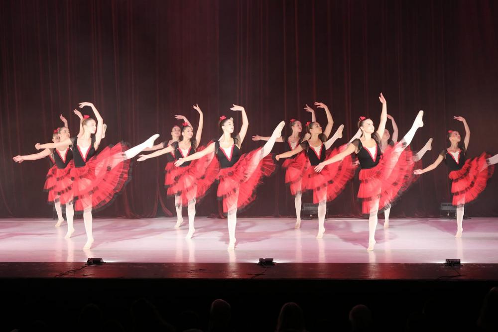 רקדניות משכבות ז-יב, בריקוד קבוצתי