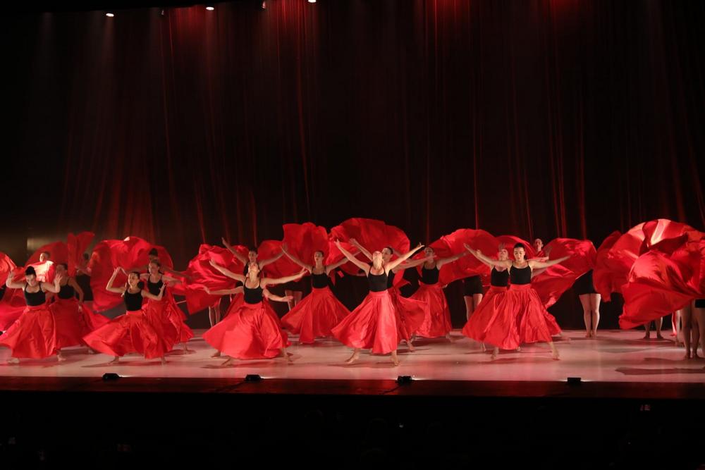 רקדניות משכבות ז-יב, בריקוד קבוצתי