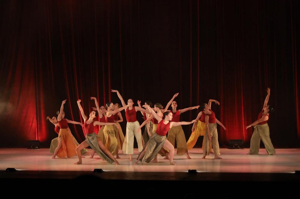 רקדניות משכבות ז-יב, בריקוד קבוצתי