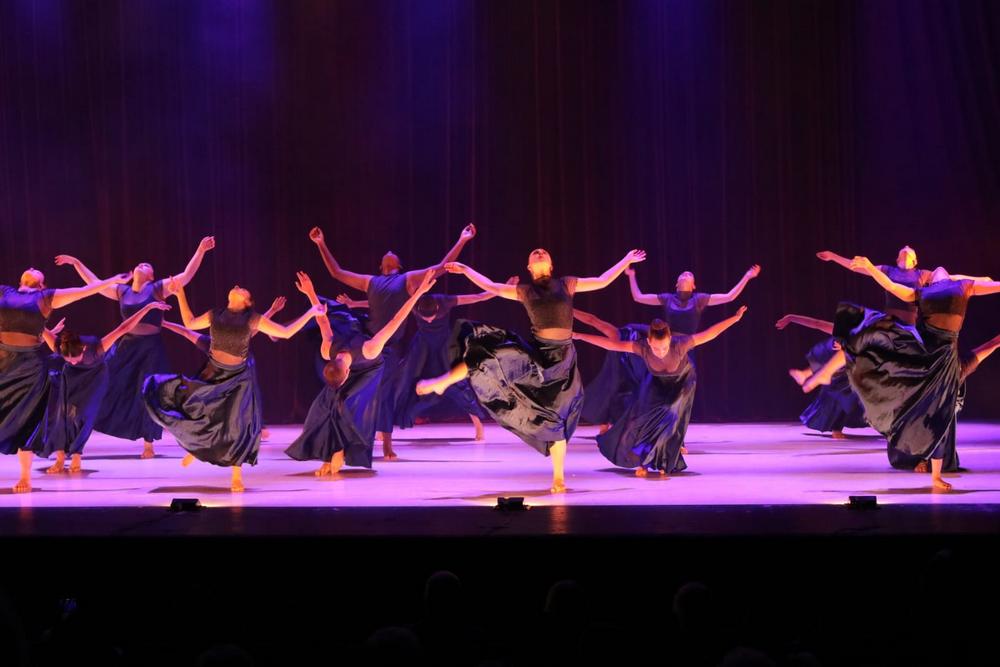 רקדניות משכבות ז-יב, בריקוד קבוצתי