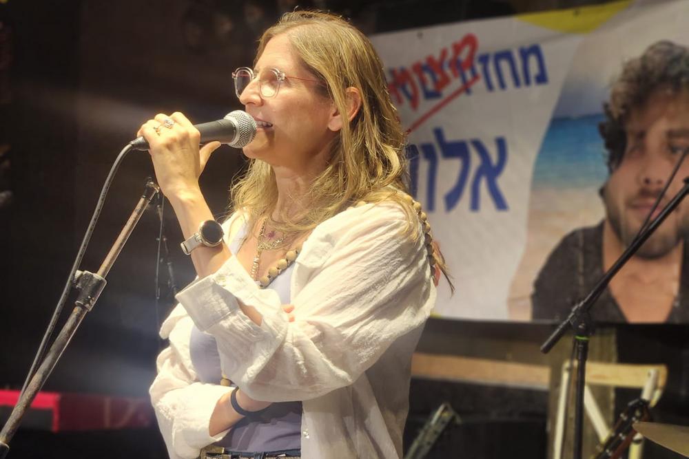 עידית אהל - אימו של אלון