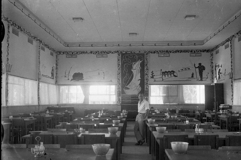 תמונה של האמן אריה סרטני מקיבוץ מרחביה בחדר האוכל הישן