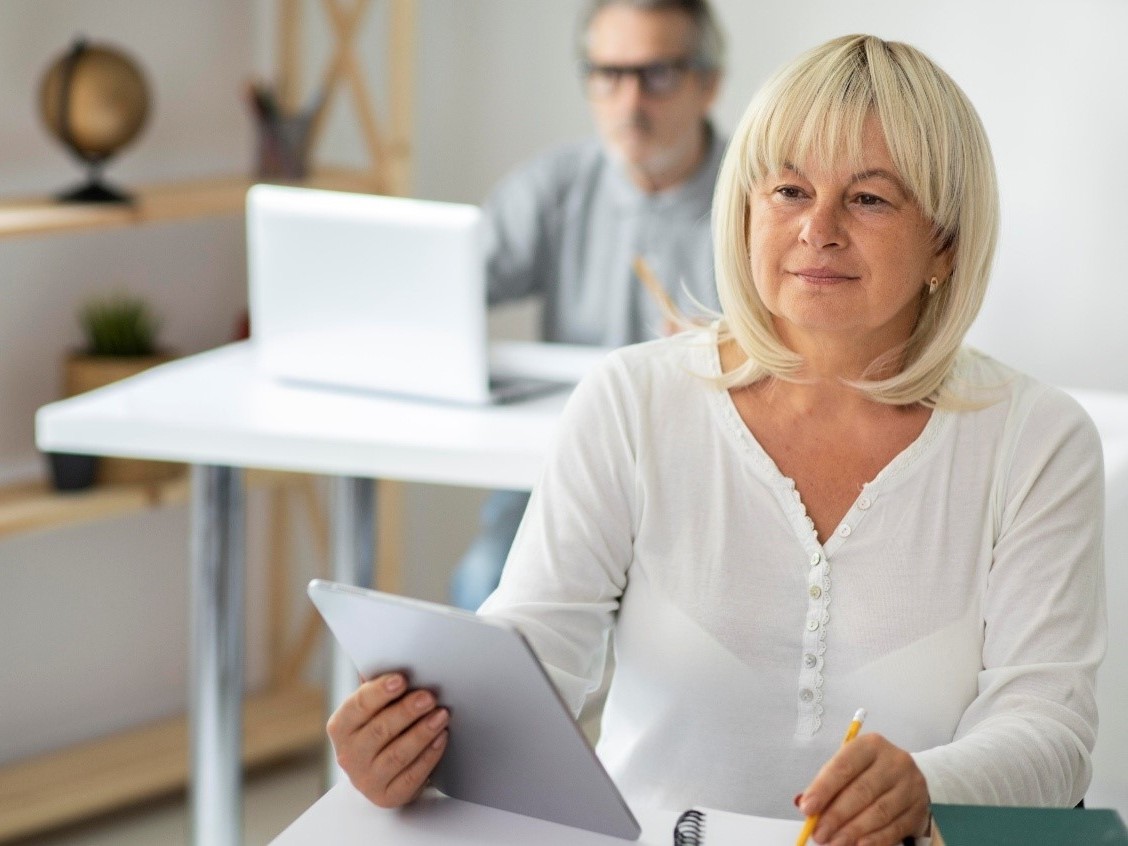 אישה עובדת עם מחשב נייד