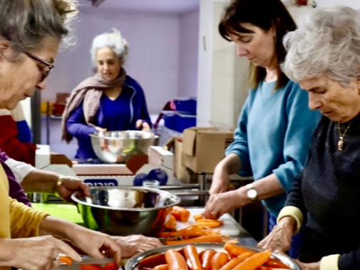 נשים מבוגרות חותכות ירקות