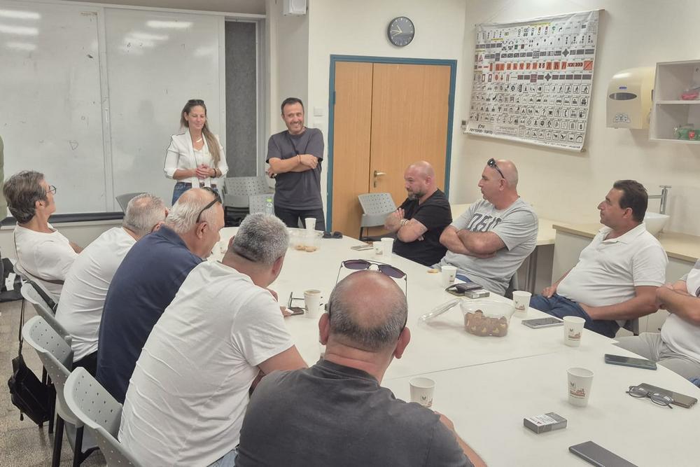 השתלמות נהגי האוטובוס לקראת שנת הלימודים, עם אבי הרוש