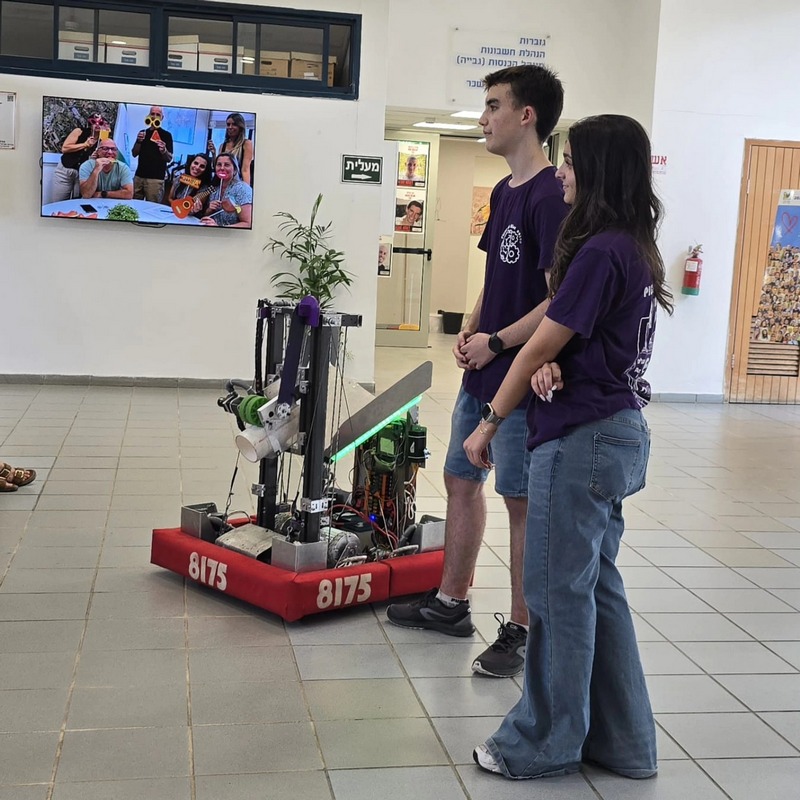 קבוצת הרובוטיקה של העמק במליאת המועצה 