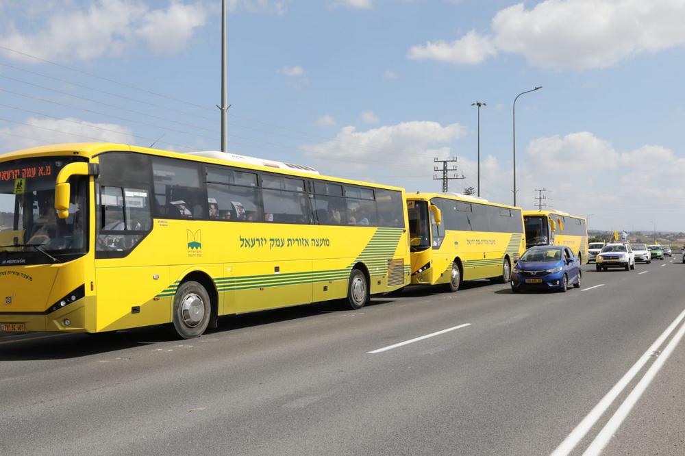שיירת אוטובוסים צהובים 