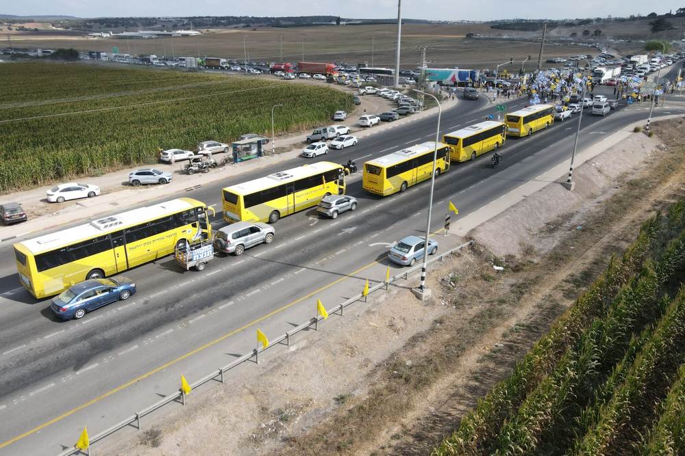 שיירת אוטובוסים צהובים  