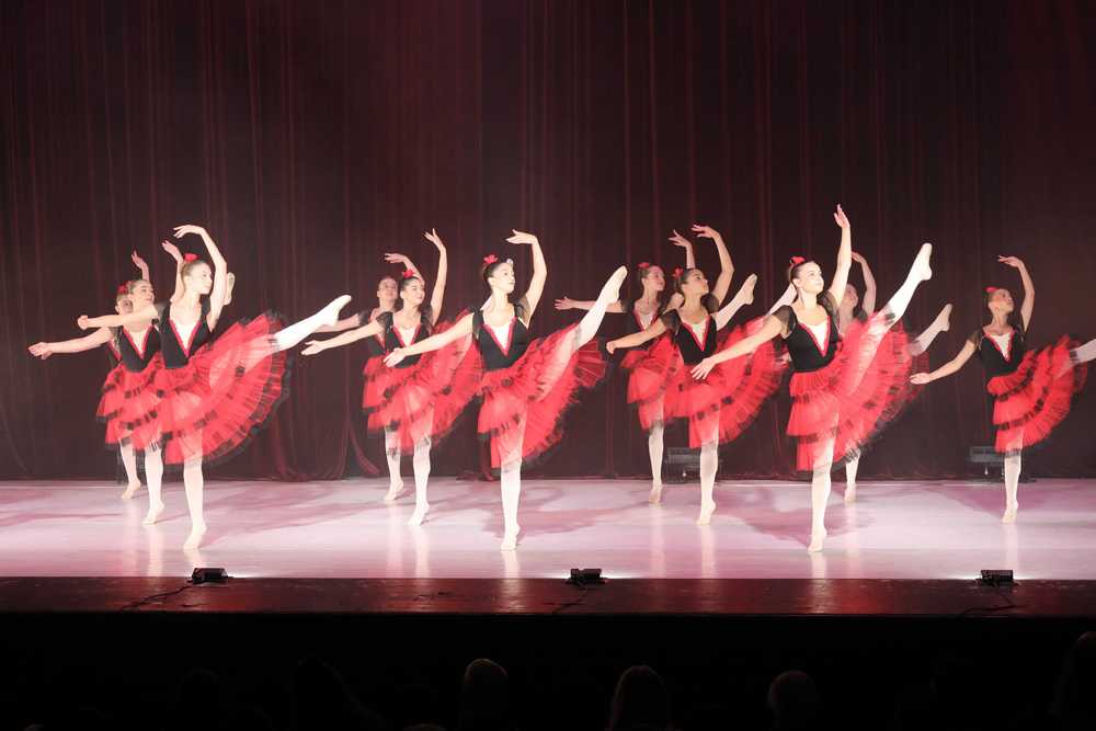 רקדניות במופע סיום של בית האמנויות והחינוך