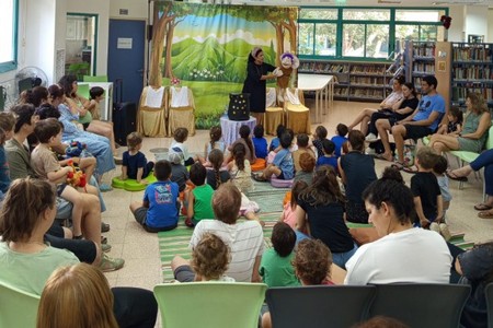 שעת סיפור בספרייה