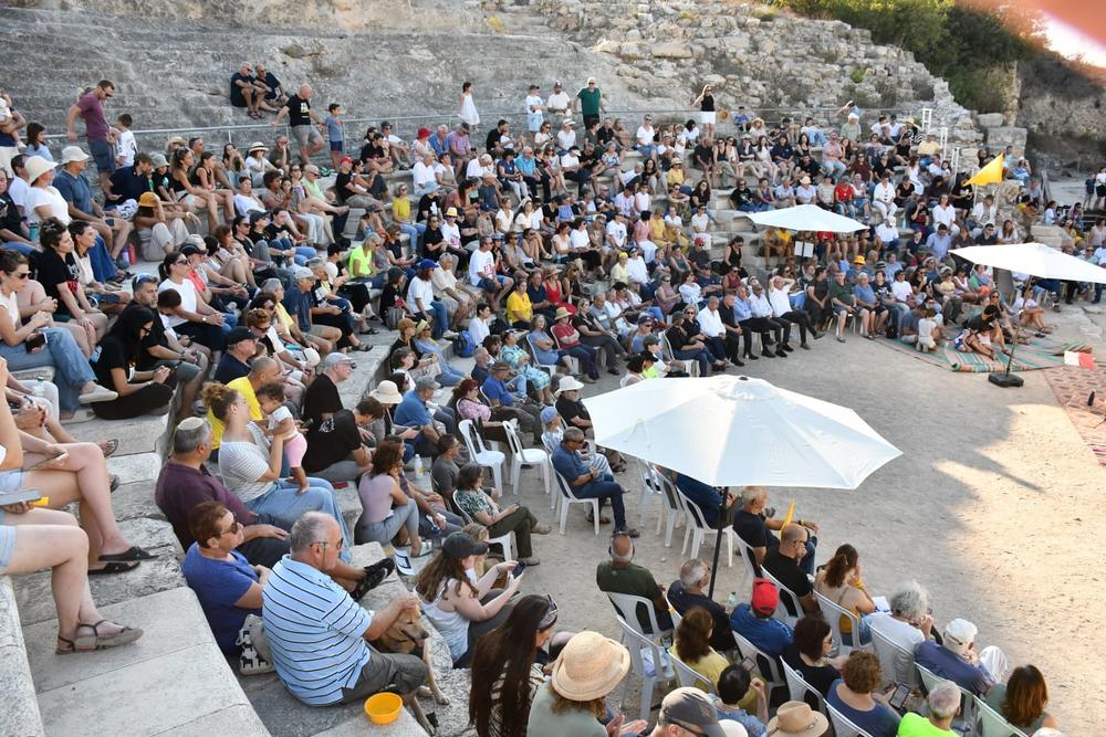 תושבות ותושבים בקבלת שבת ושירה משותפת בגן הלאומי ציפורי