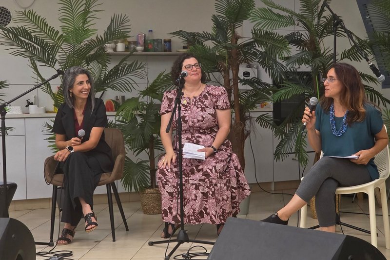 מתוך השקת הספר נשים כותבות שלום