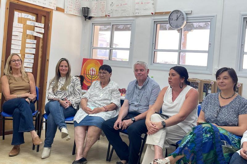 הרמת כוסית במרכז הקליטה במרחביה