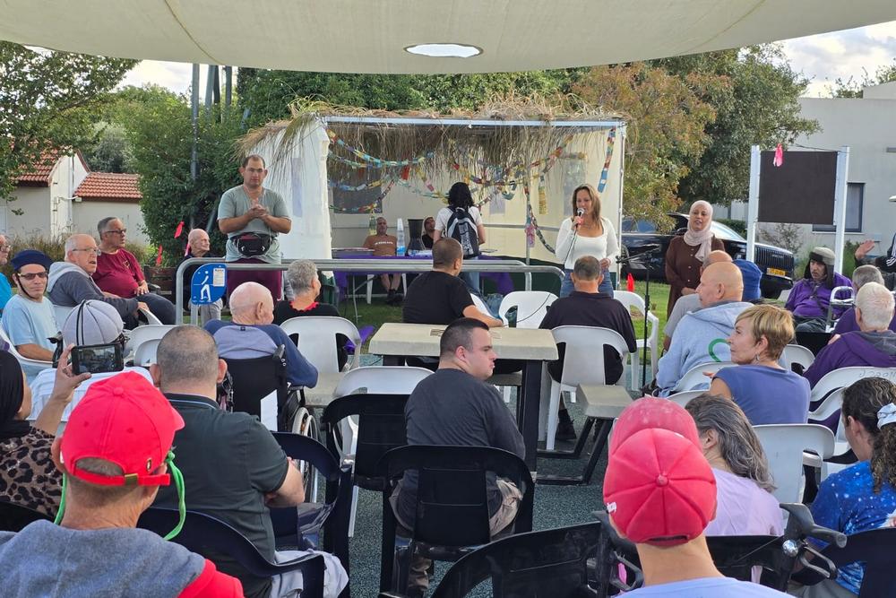 בסוכה בכפר תקווה