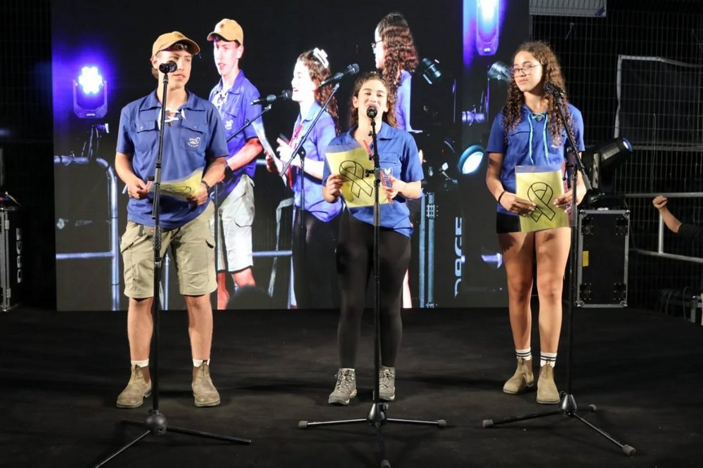 נערים ונערות על הבמה בטקס פתיחת שנה